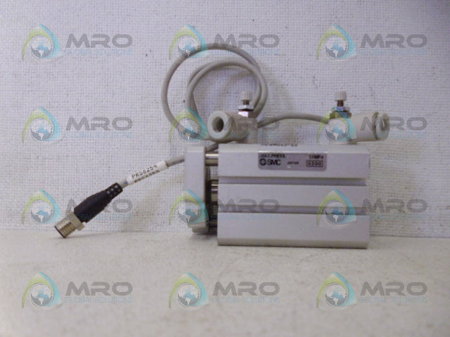 SMC CDQMB25-25 PNEUMATIC AIR CYLINDER W/ 2 FLOW VALVES *USED*