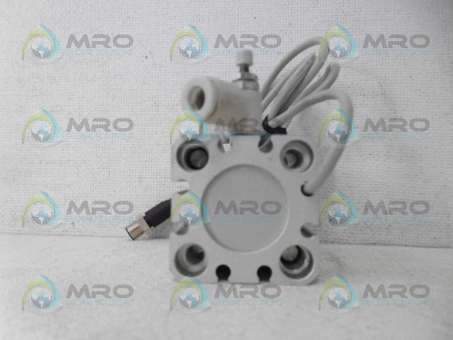 SMC CDQMB25-25 PNEUMATIC AIR CYLINDER W/ 2 FLOW VALVES *USED*