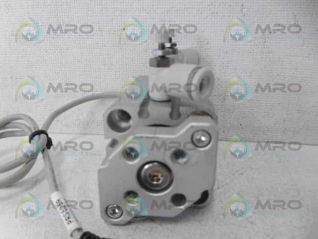 SMC CDQMB25-25 PNEUMATIC AIR CYLINDER W/ 2 FLOW VALVES *USED*