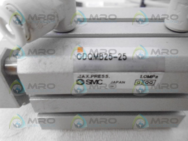 SMC CDQMB25-25 PNEUMATIC AIR CYLINDER W/ 2 FLOW VALVES *USED*