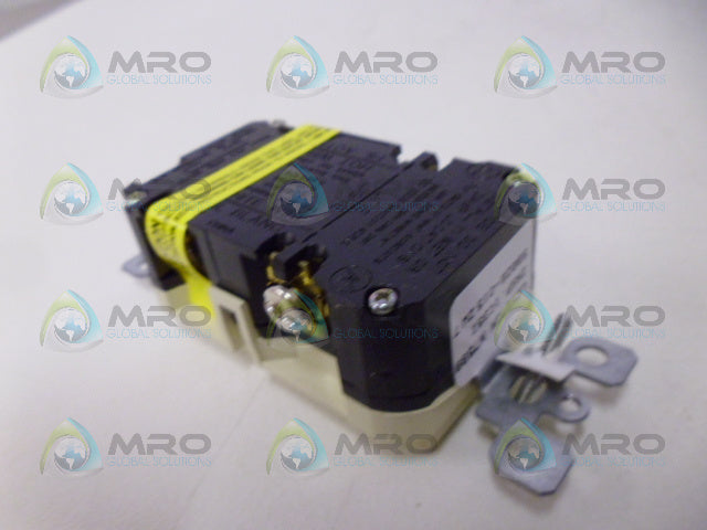 LEVITON N7599-I OUTLET W/ WALL PLATE *NEW IN BOX*