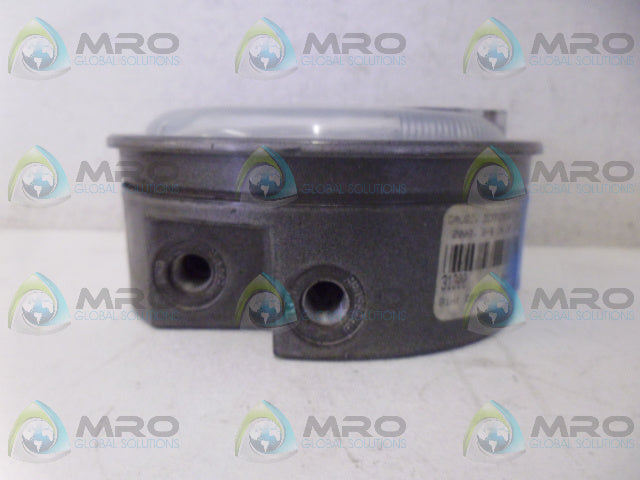 DWYER 2008 PRESSURE GUAGE (0-8) (AS PICTURED)  *USED*
