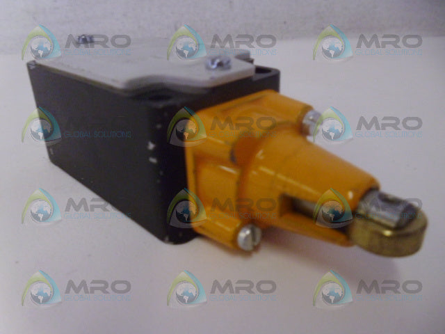 SIEMENS 3SE2 120-1D ROLLER LIMIT SWITCH (AS PICTURED) *NEW NO BOX*