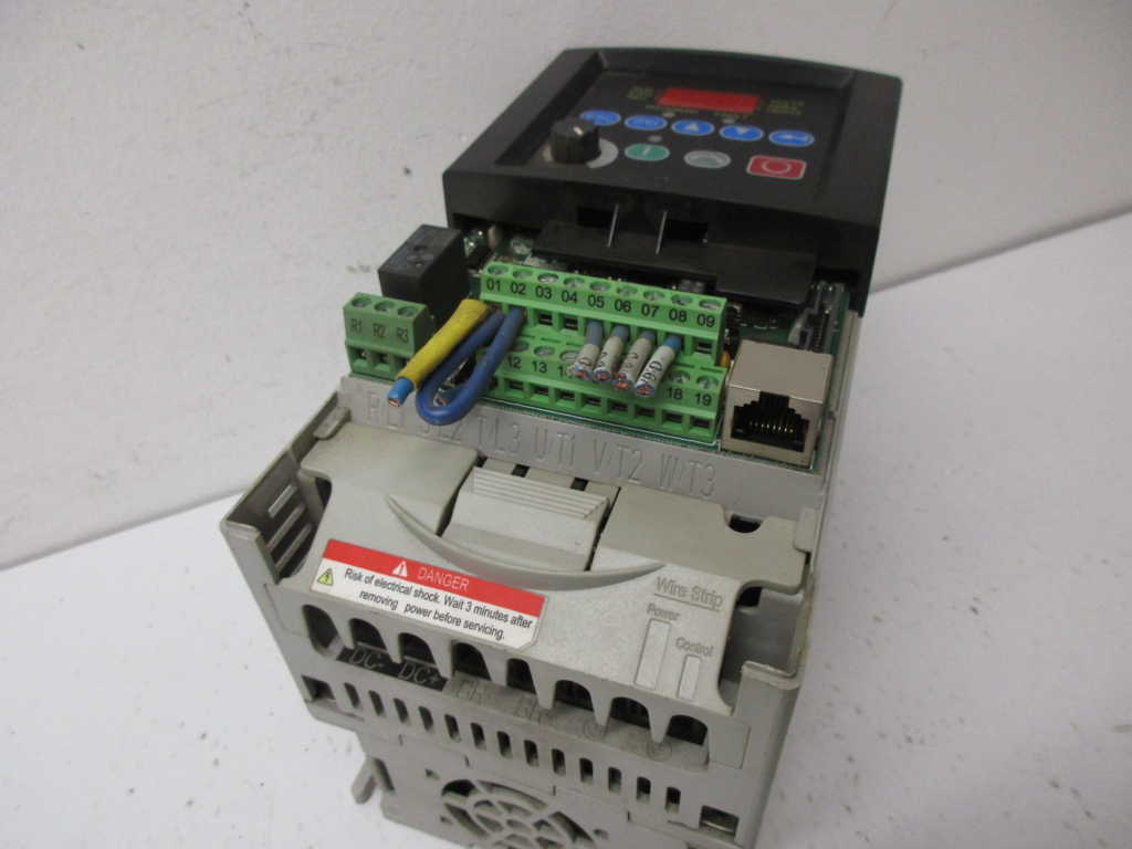 ALLEN BRADLEY 22B-E3P0N104 SER A POWERFLEX AC DRIVE *USED*