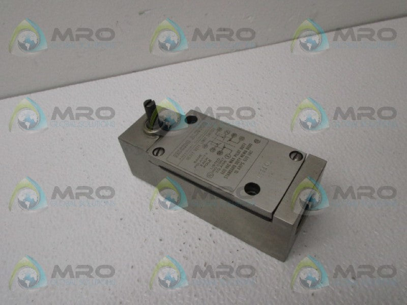 MICROSWITCH LS2A4L HEAVY DUTY LIMIT SWITCH *NEW NO BOX*