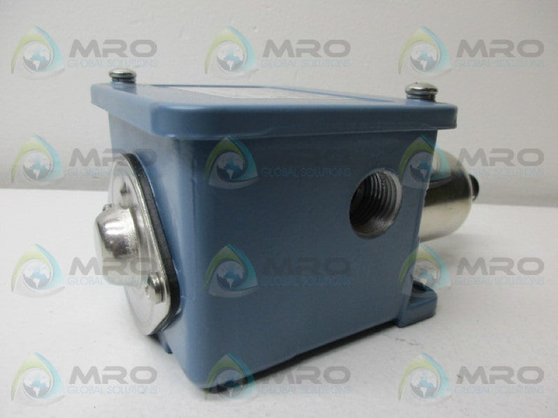 UNITED ELECTRIC H105-134 PRESSSURE SWITCH *NEW NO BOX*