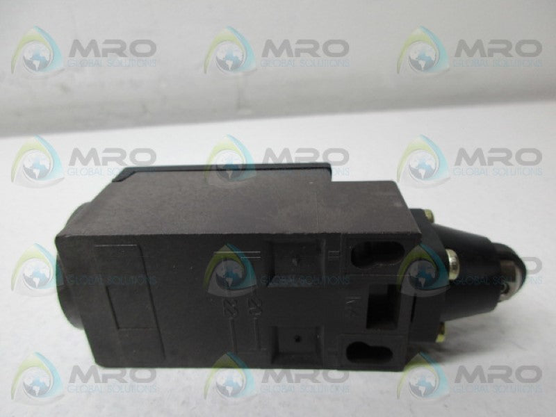 SCHMERSAL TR236-11Z LIMIT SWITCH *NEW NO BOX*