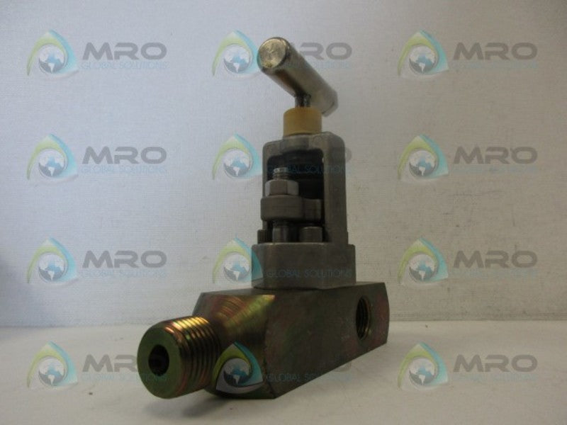 INDUSTRIAL MRO M5KHTC-44 D1558100F VALVE *NEW IN BOX*