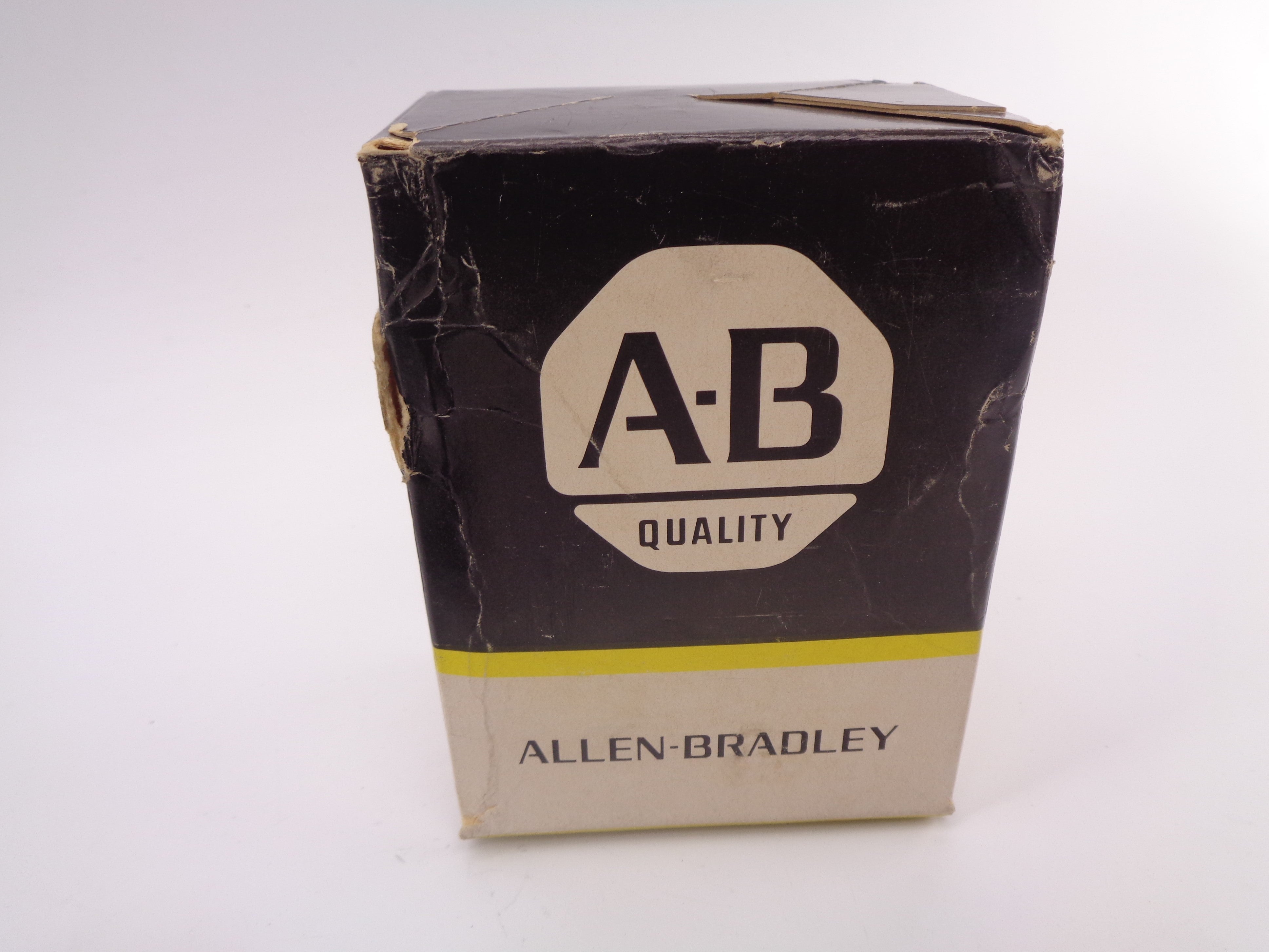 ALLEN BRADLEY 700-R400A1 SER. B 120V 30A (BK/YL) NSMP