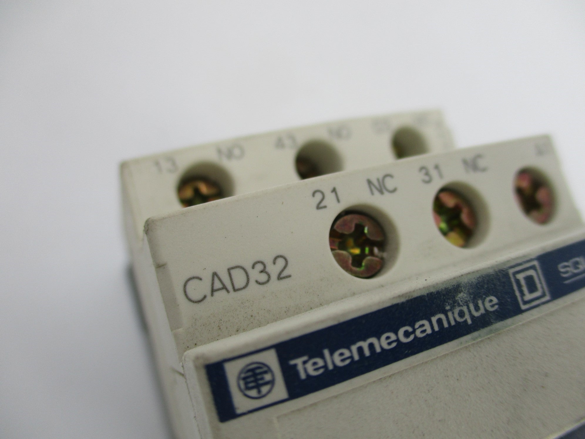 TELEMECANIQUE CAD32G7 120V NSNP