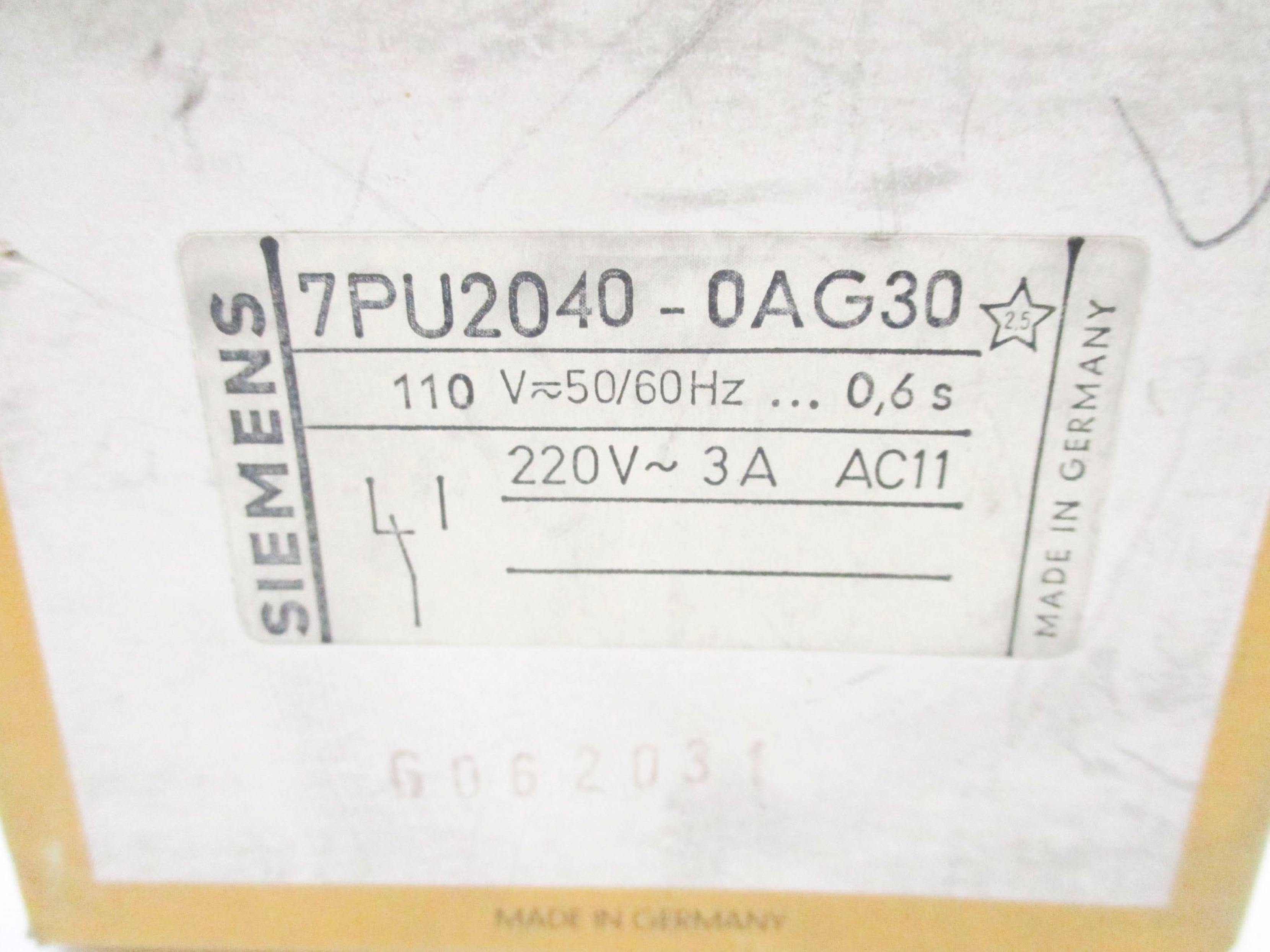 SIEMENS 7PU2040-0AG30 110/220V 0.6S 3A NSMP