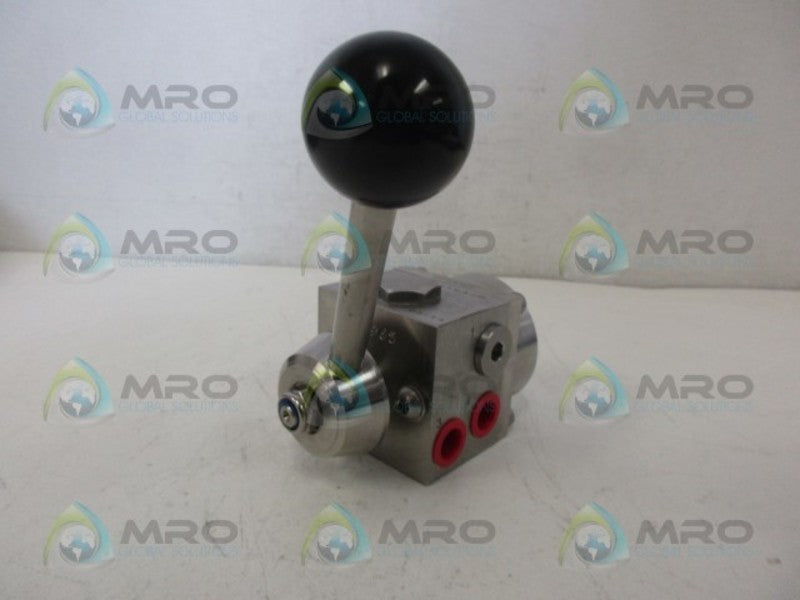 MIDLAND 2422B555SA2B 4-WAY DIRECTIONAL VALVE *NEW NO BOX*
