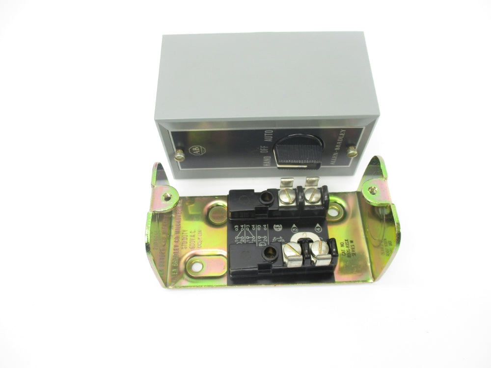 ALLEN BRADLEY 800S-R3SX SER. M (BK/WH) NSMP