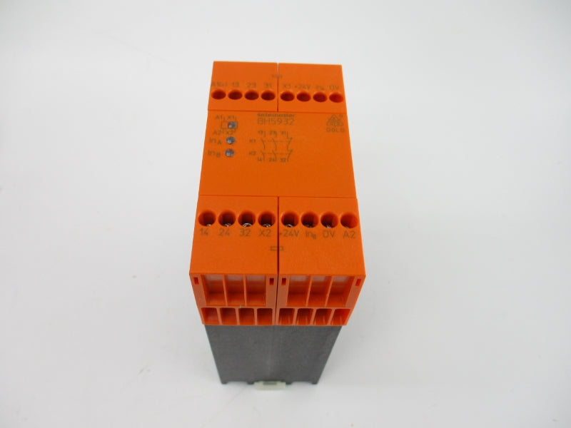 E. DOLD&SOHNE BH5932.22/011 0052781 24VAC/DC 3A NSMP