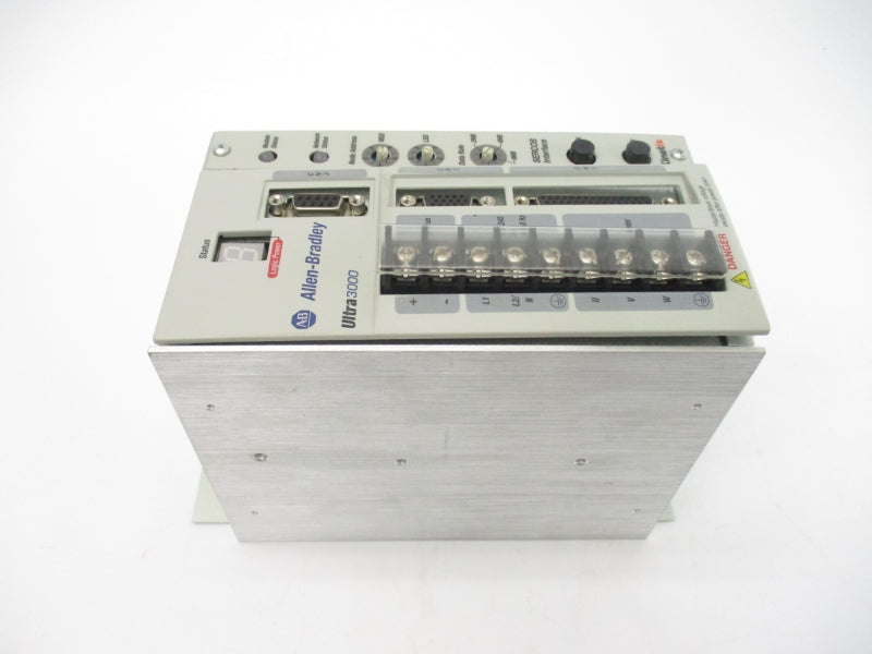 ALLEN BRADLEY 2098-DSD-005-SE SER. C F/W V1.53 120/240VAC (AS PICTURED) NSNP