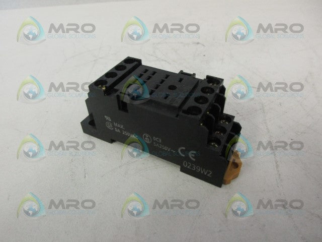 OMRON PYF14AE RELAY BASE *USED*