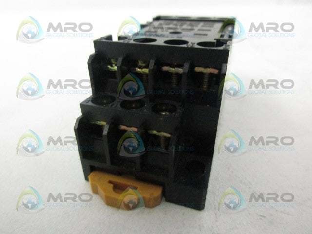 OMRON PYF14AE RELAY BASE *USED*