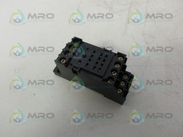 OMRON PYF14AE RELAY BASE *USED*
