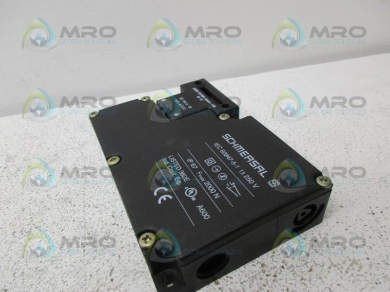 SCHMERSAL AZM161SK-24RK-110M16 SAFETY RELAY *NEW IN BOX*
