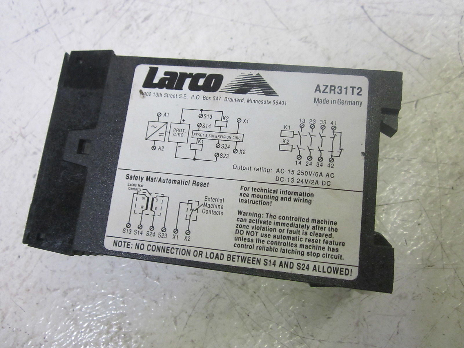 LARCO AZR31T2 SAFETY RELAY 24VDC  *USED*