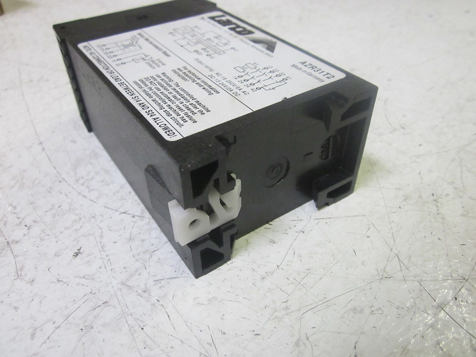 LARCO AZR31T2 SAFETY RELAY 24VDC  *USED*