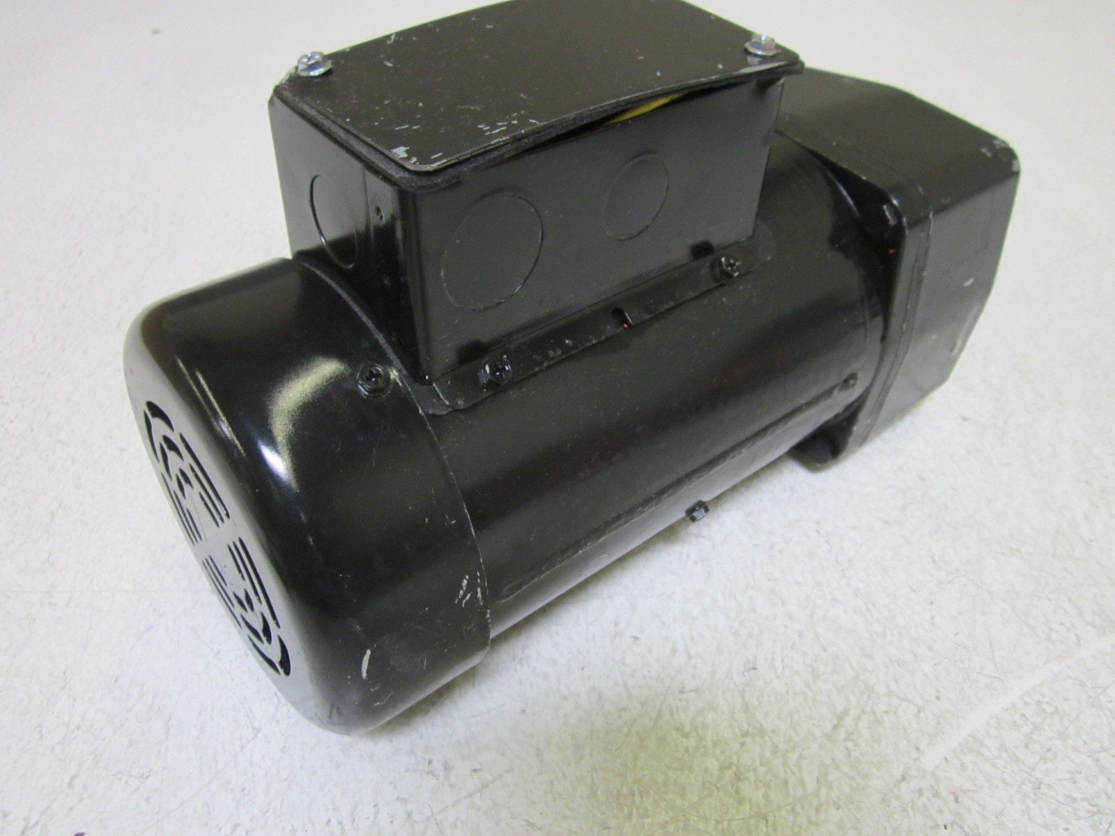 LEESON 096009.00 AC GEAR MOTOR 115/110V *USED*