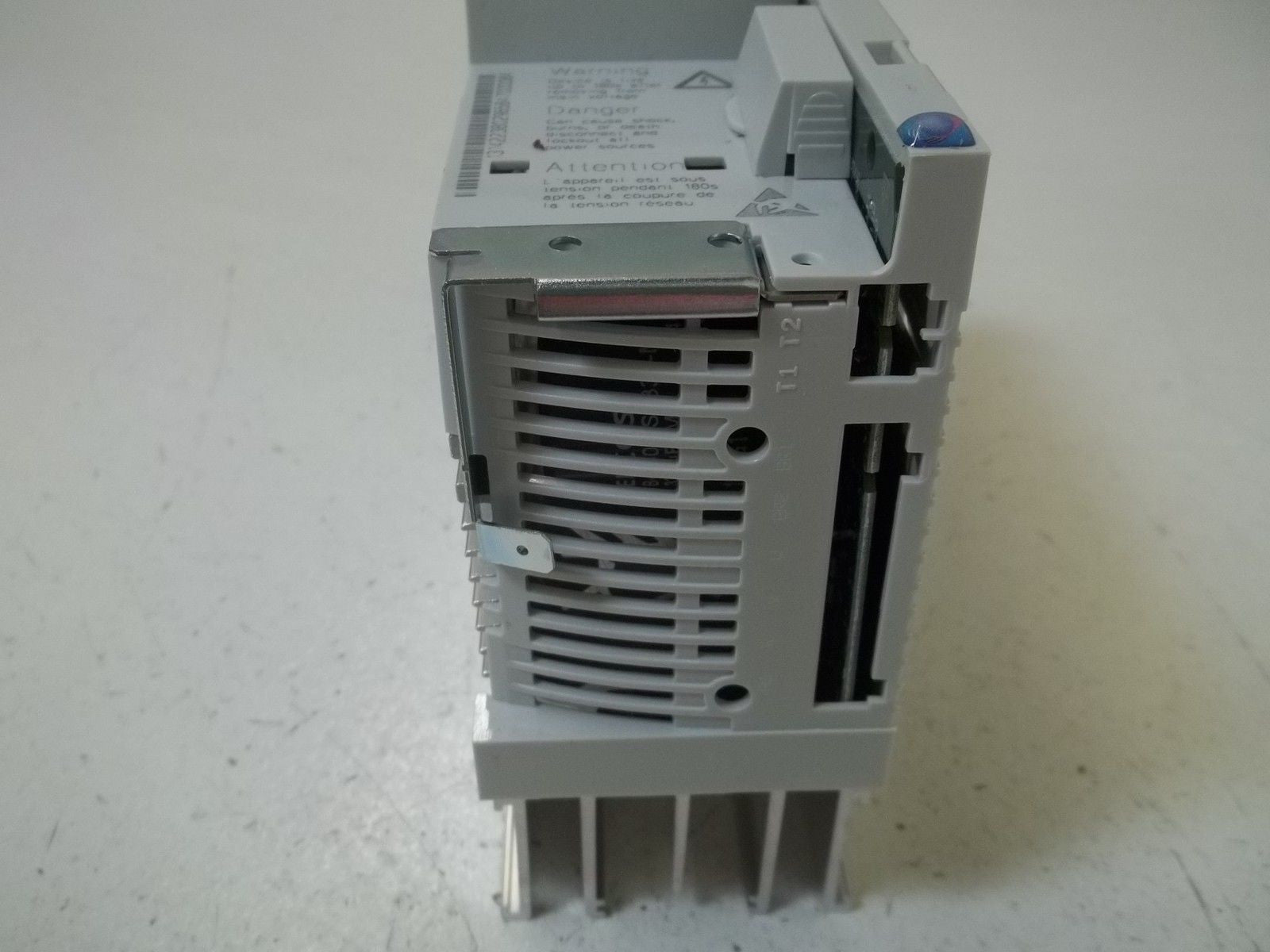 LENZE E82EV551K4C200 FREQUENCY INVERTER *NEW IN BOX*
