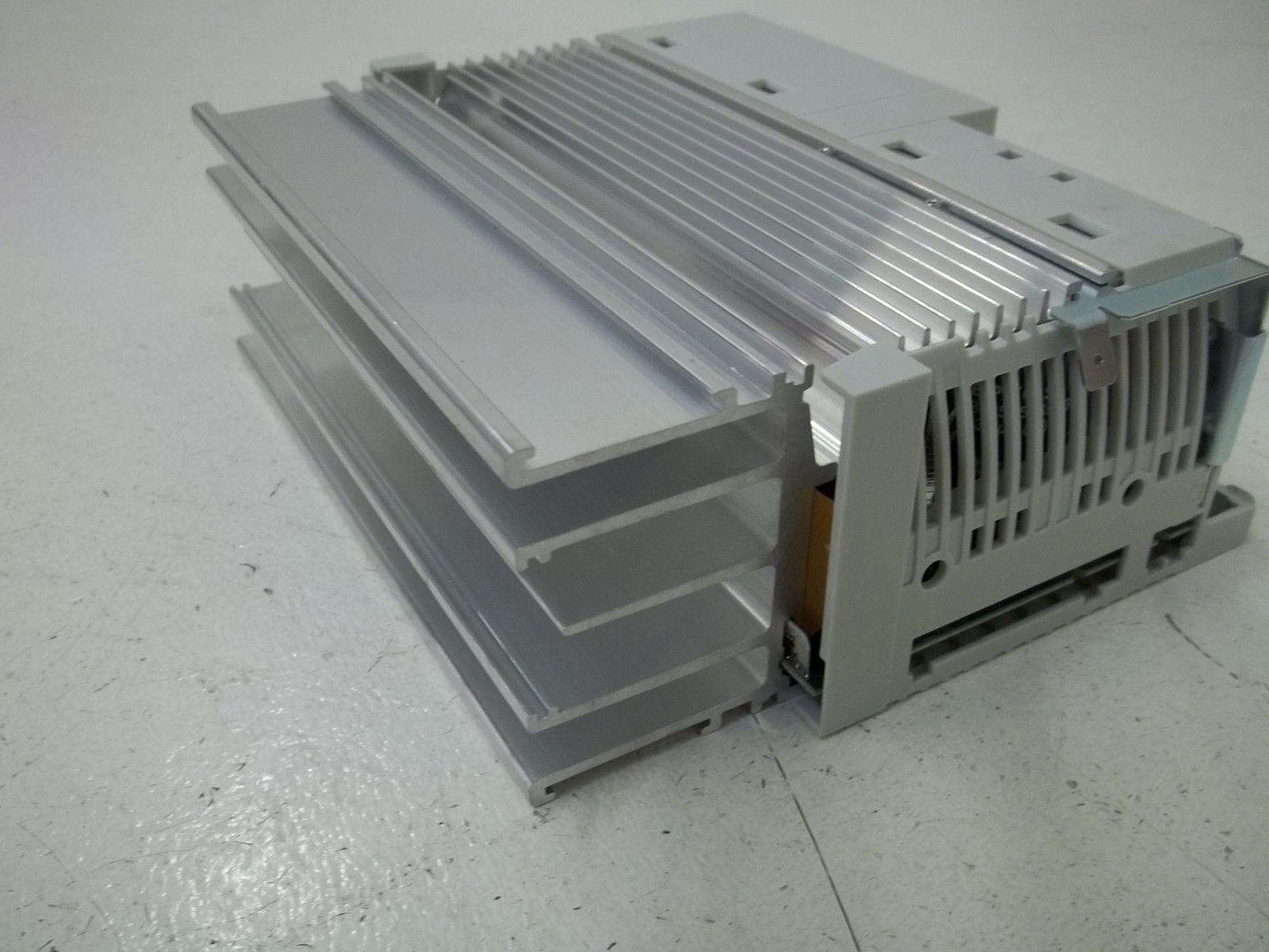 LENZE E82EV751K2C FREQUENCY INVERTER (AS PICTURED) *NEW IN BOX*