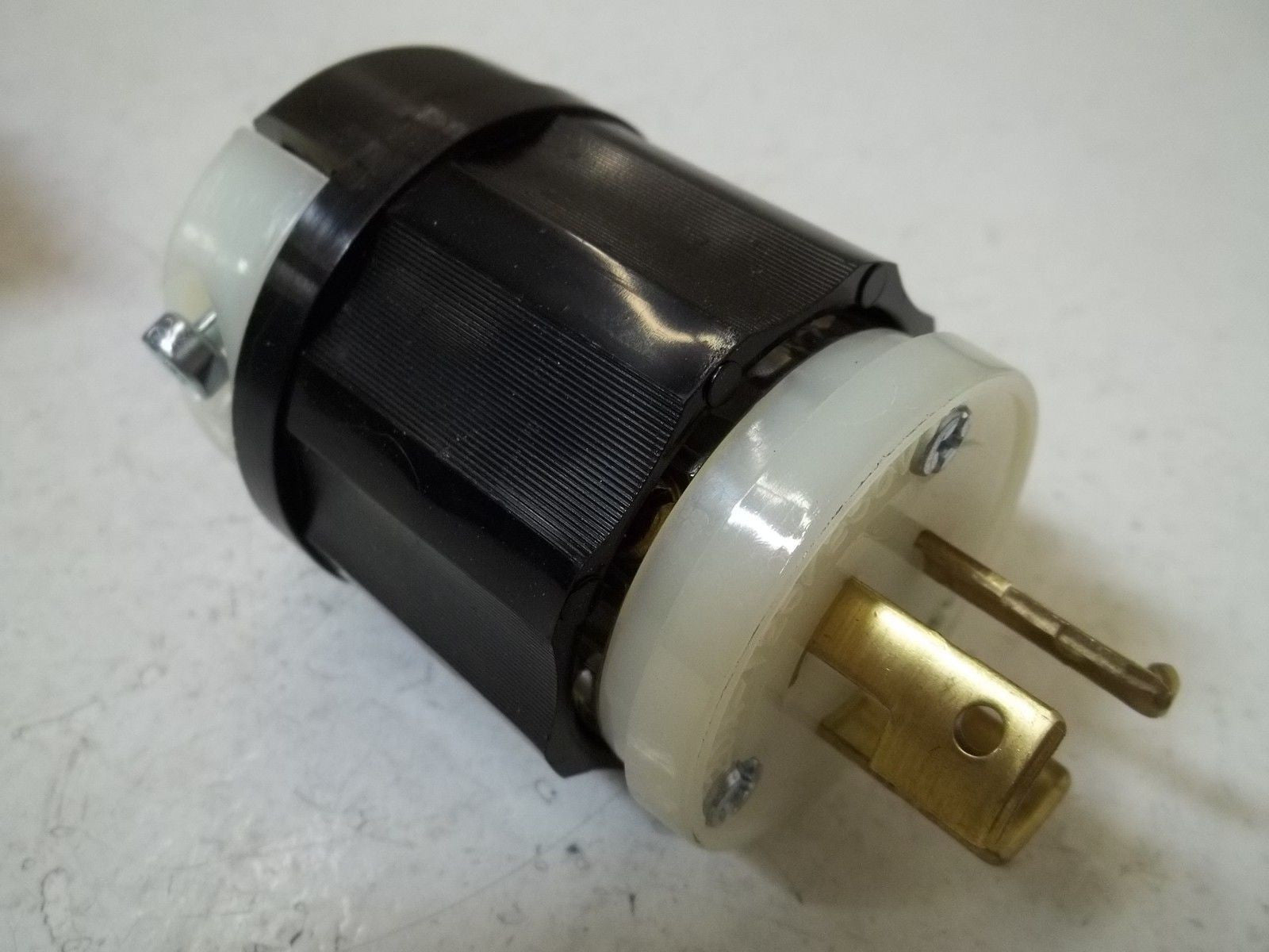 LEVITION 9965 3-POLE, 3-WIRE LOCKING PLUG *NEW IN BOX*