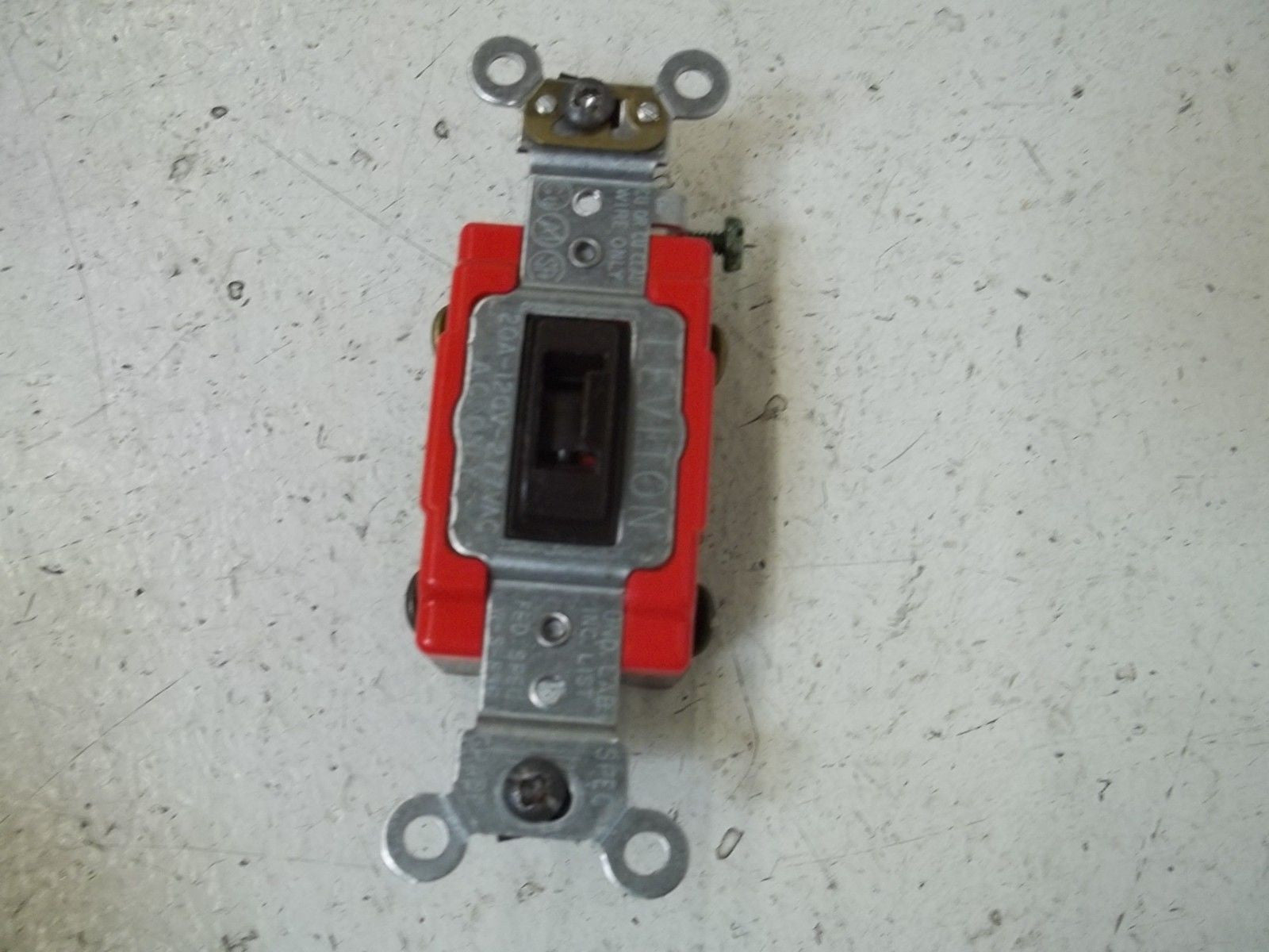 LEVITON 1222-2L ISOLATED GROUND DUPLEX RECEPTACLE *NEW IN BOX*