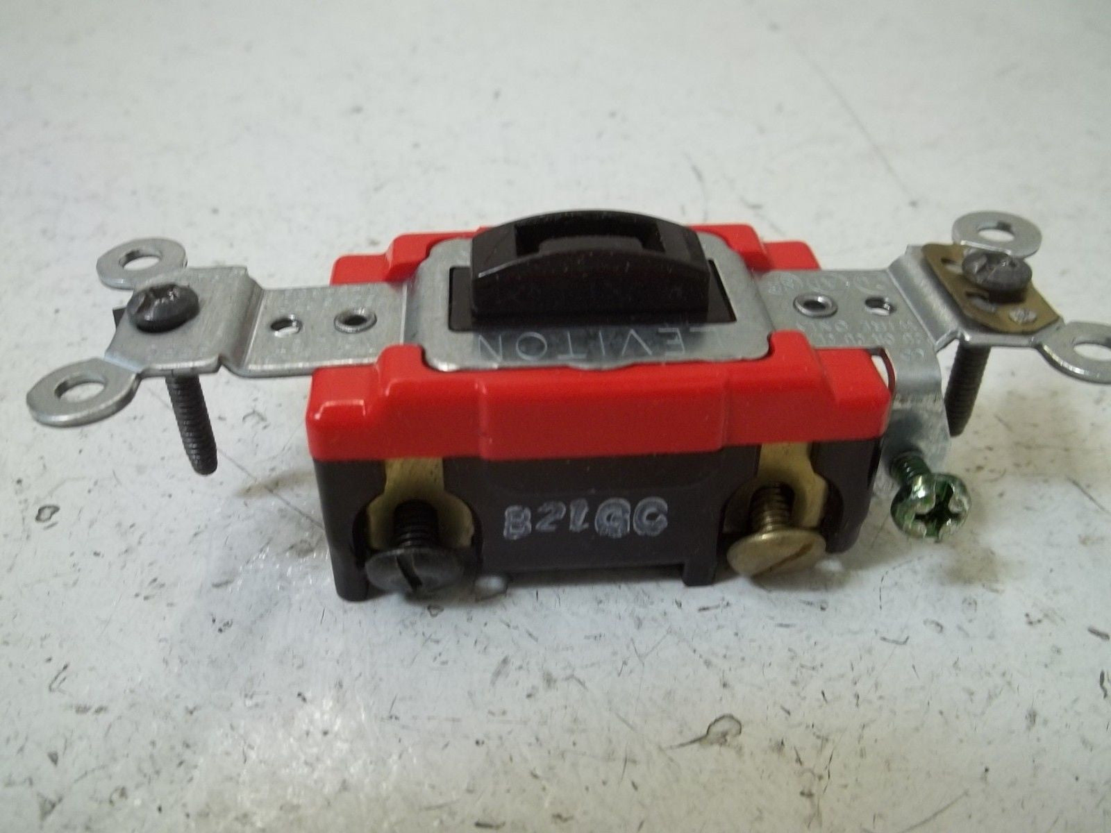 LEVITON 1222-2L ISOLATED GROUND DUPLEX RECEPTACLE *NEW IN BOX*