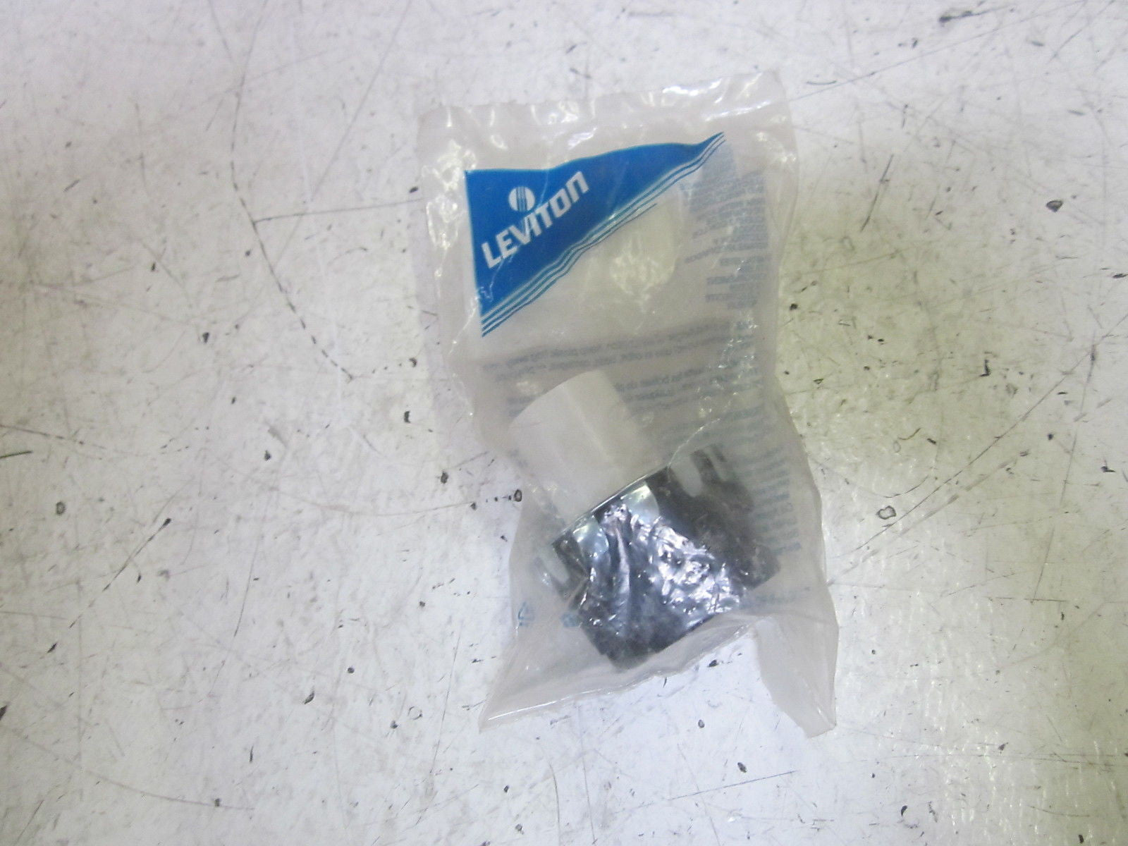 LEVITON 3ZL08 LAMP HOLDER *NEW IN FACTORY BAG*