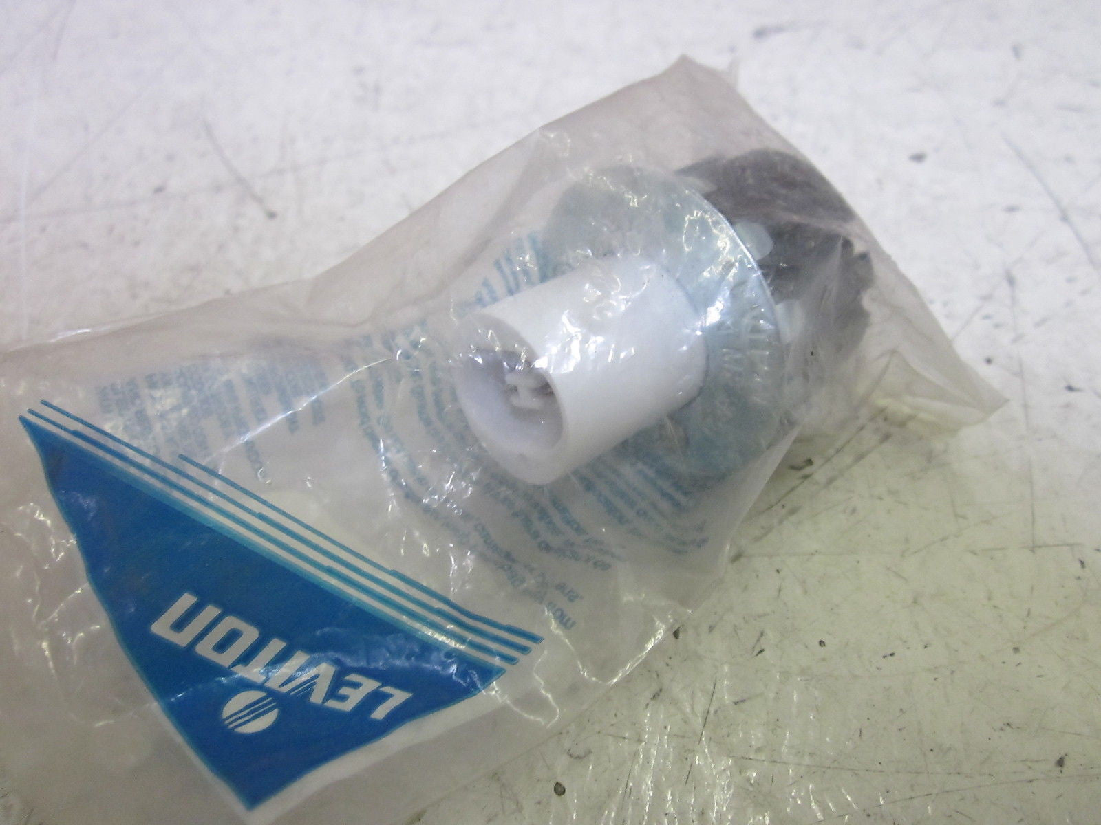 LEVITON 3ZL08 LAMP HOLDER *NEW IN FACTORY BAG*