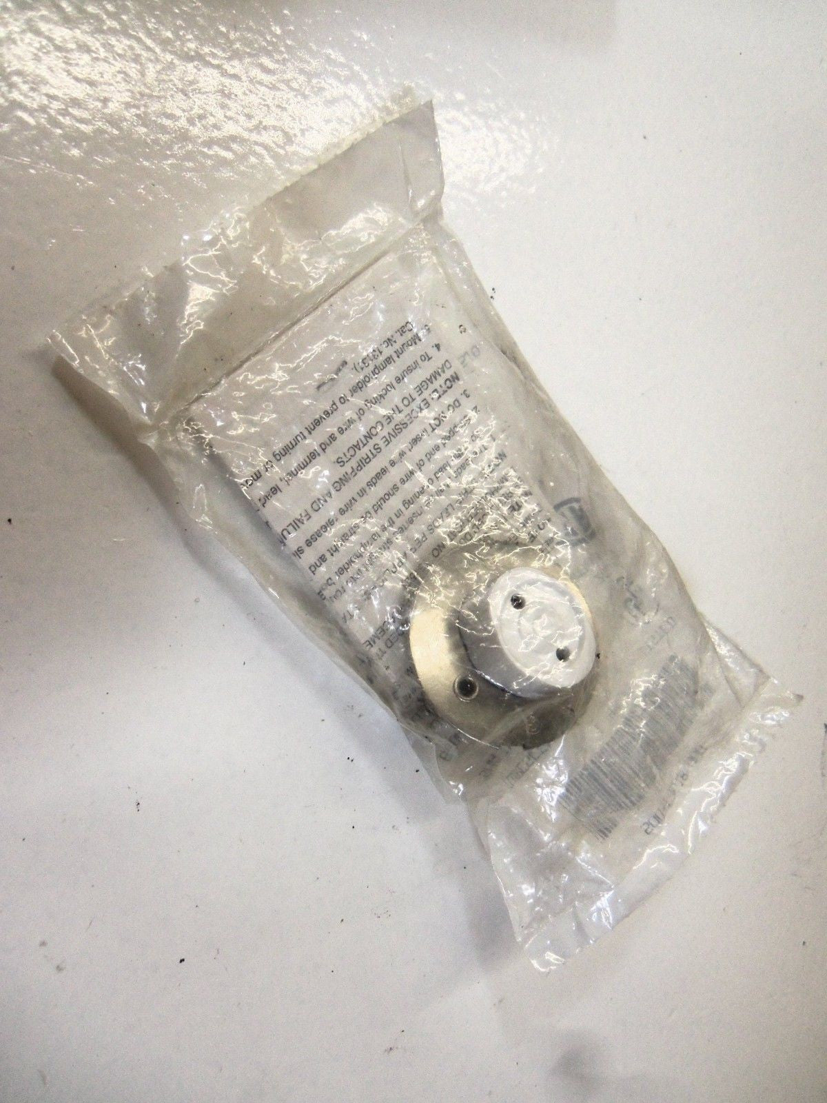 LEVITON 4YA99 LAMPHOLDER *NEW IN FACTORY BAG*