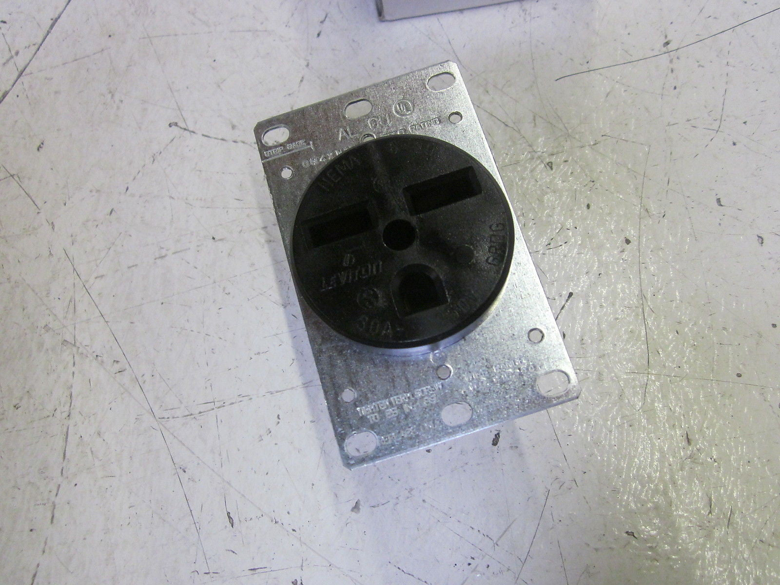 LEVITON 5372 POWER RECEPTACLE 30A 250VAC  *NEW IN BOX*