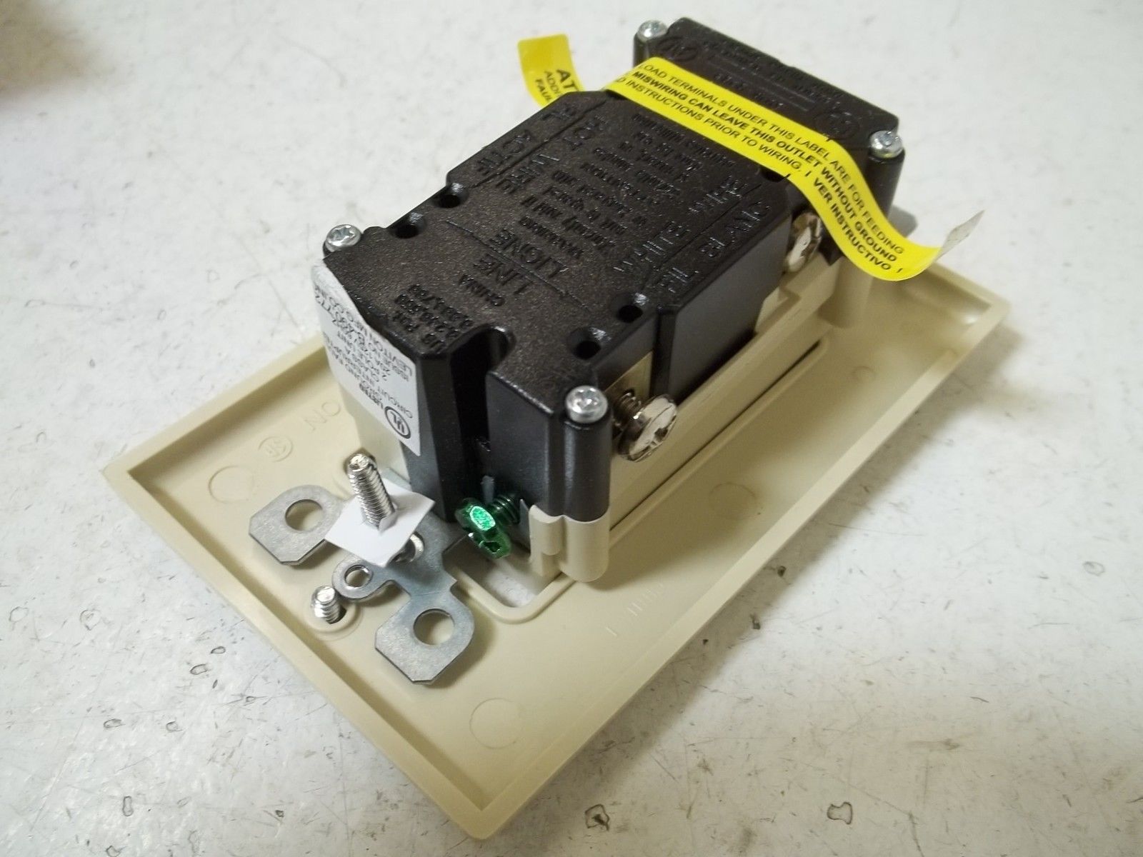 LEVITON 7599-I RECEPTACLE  *NEW IN BOX*