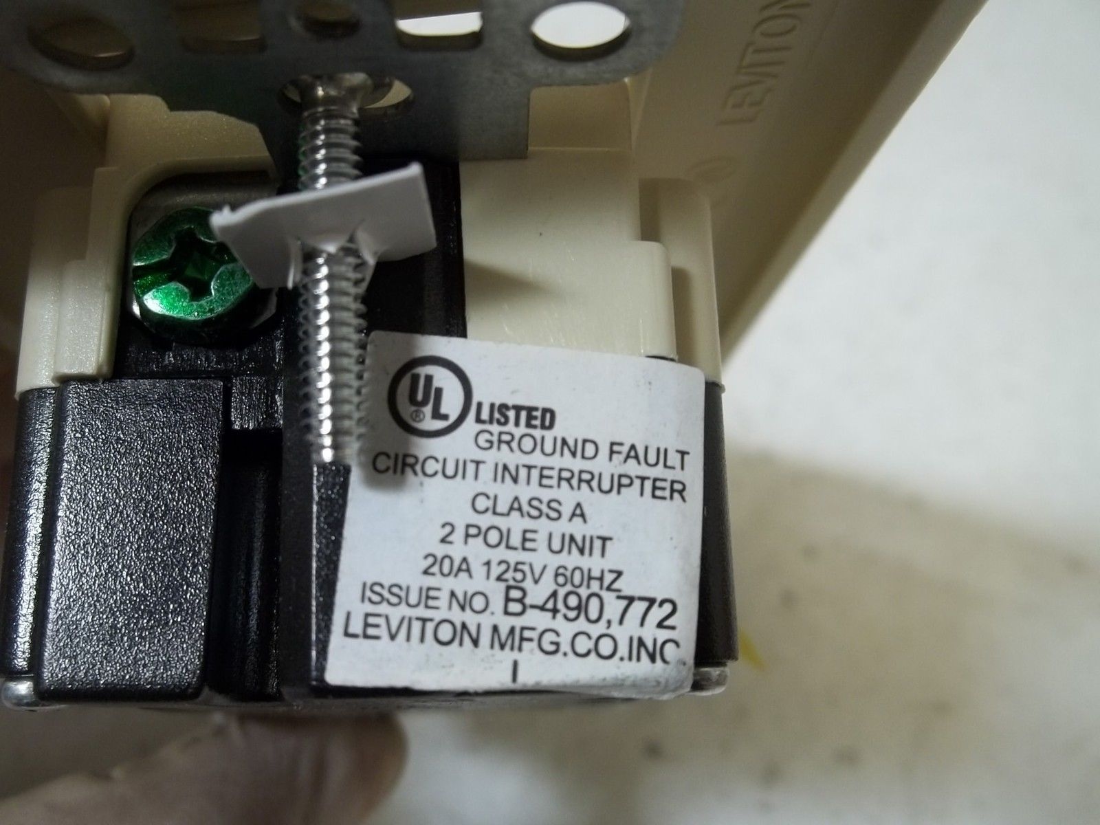 LEVITON 7599-I RECEPTACLE  *NEW IN BOX*