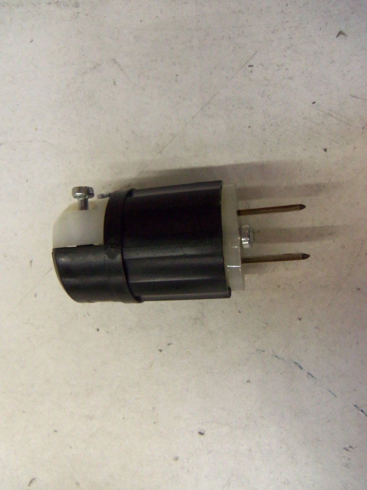 LEVITON MS2-00P MIDGET LINE LOCKING PLUG *NEW NO BOX*
