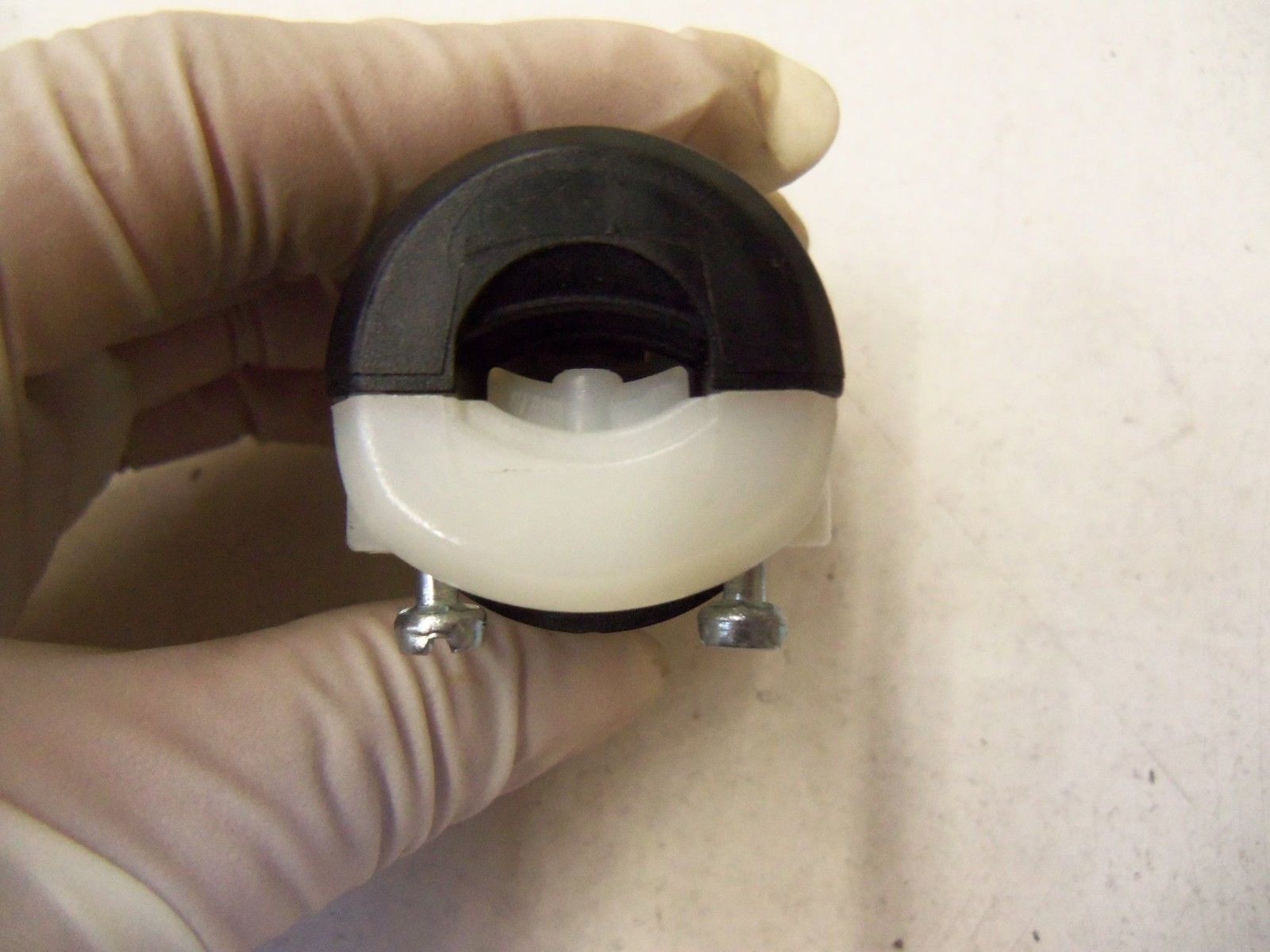 LEVITON MS2-00P MIDGET LINE LOCKING PLUG *NEW NO BOX*