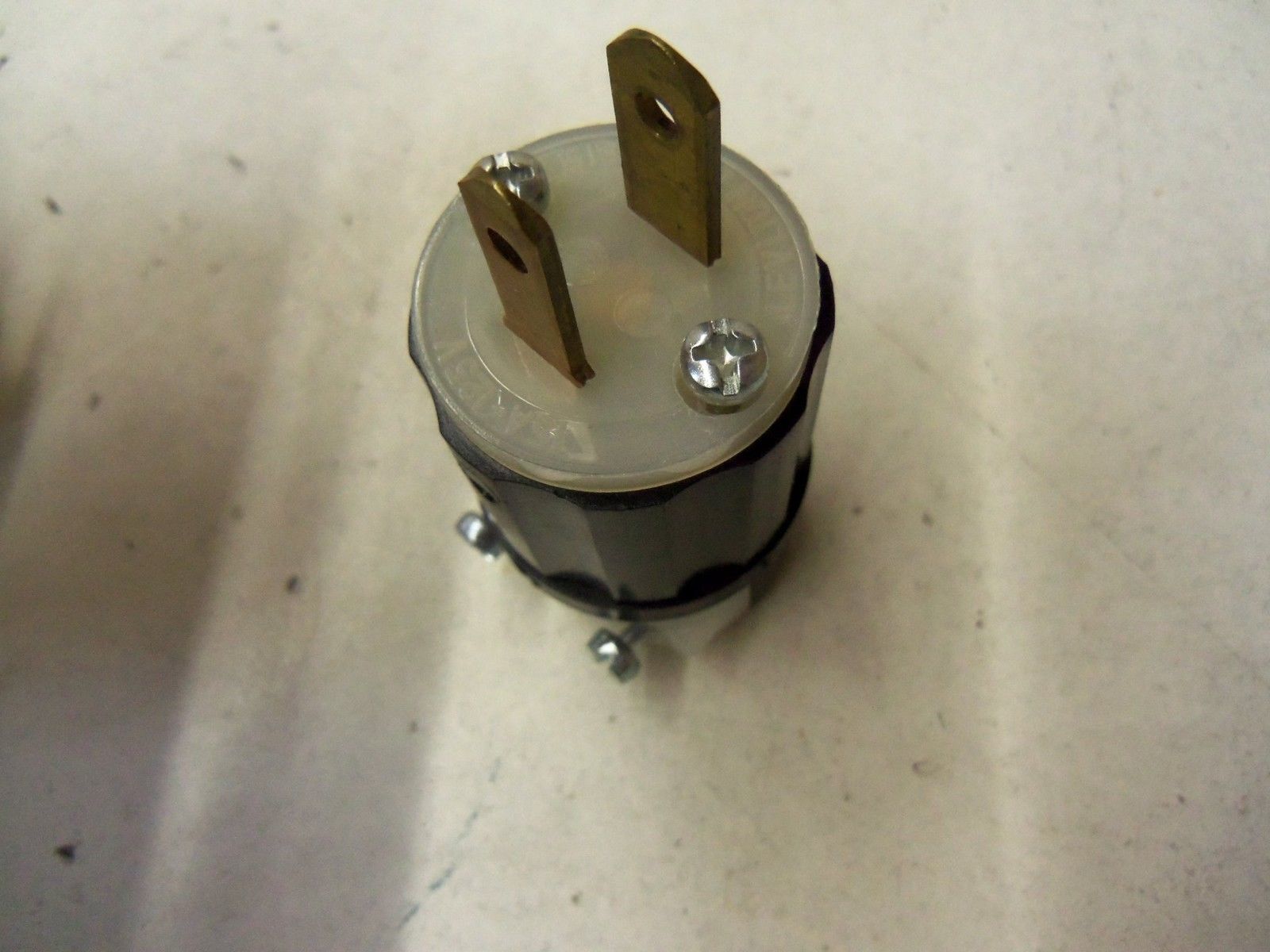 LEVITON MS2-00P MIDGET LINE LOCKING PLUG *NEW NO BOX*