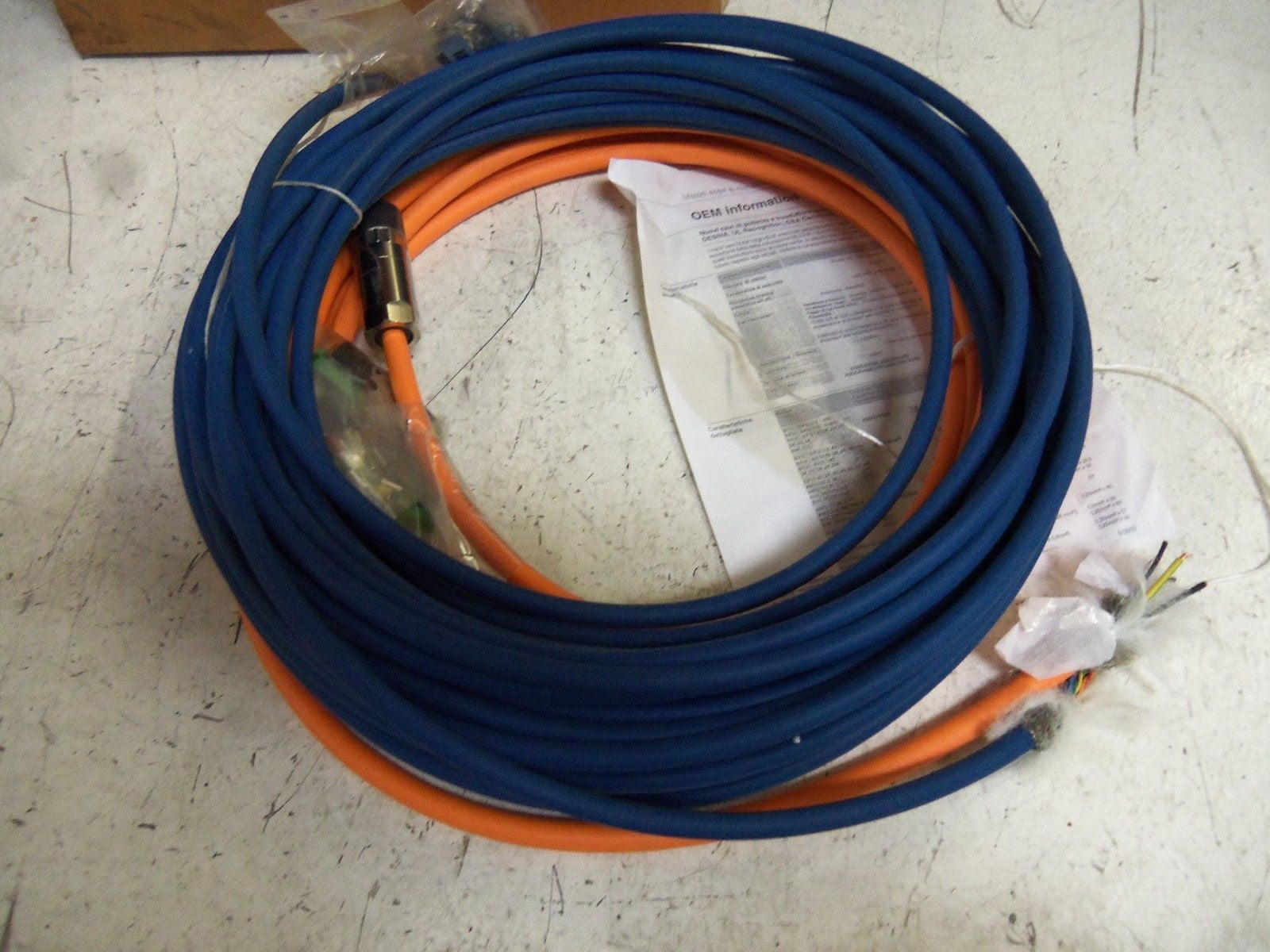 LEXIUM AGOKIT023M015 CABLE W/MOT CONN *NEW IN BOX*