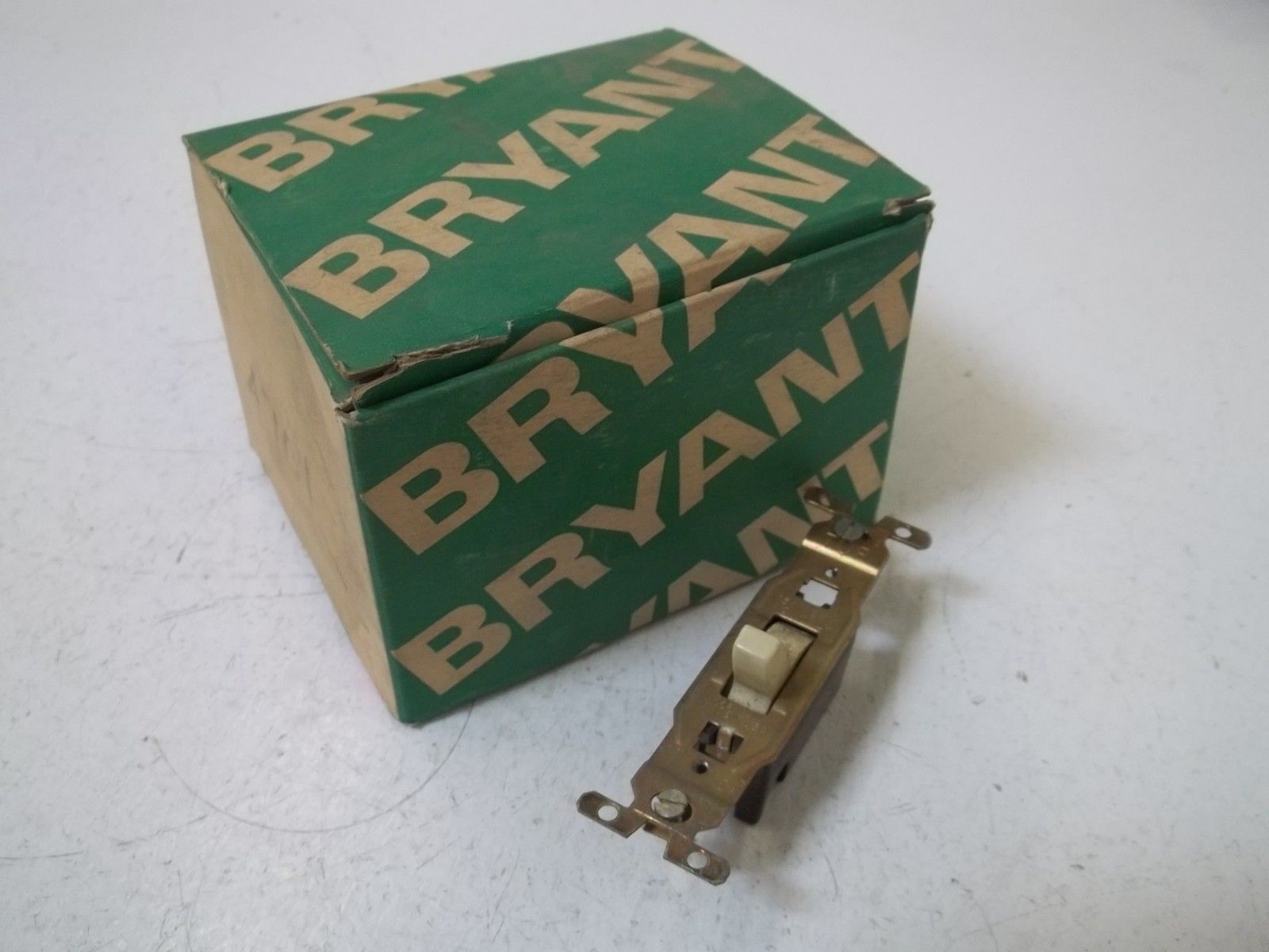 LOT OF 10 BRYANT 4701 *NEW IN BOX*