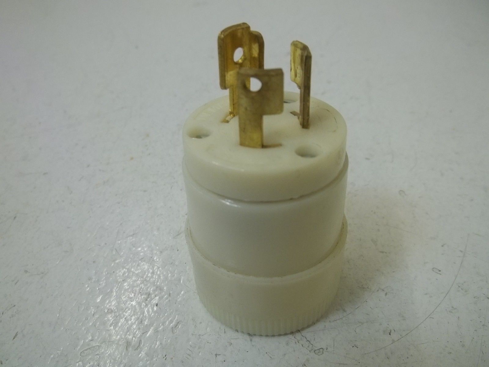 LOT OF 10 BRYANT 4721-N WHITE NYLON PLUG 2POLE 3WIRE *NEW IN BOX*