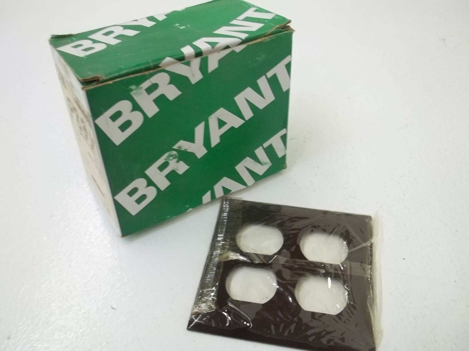 LOT OF 10 BRYANT 71102 DUPLEX RECEPTACLE (BROWN) *NEW IN BOX*