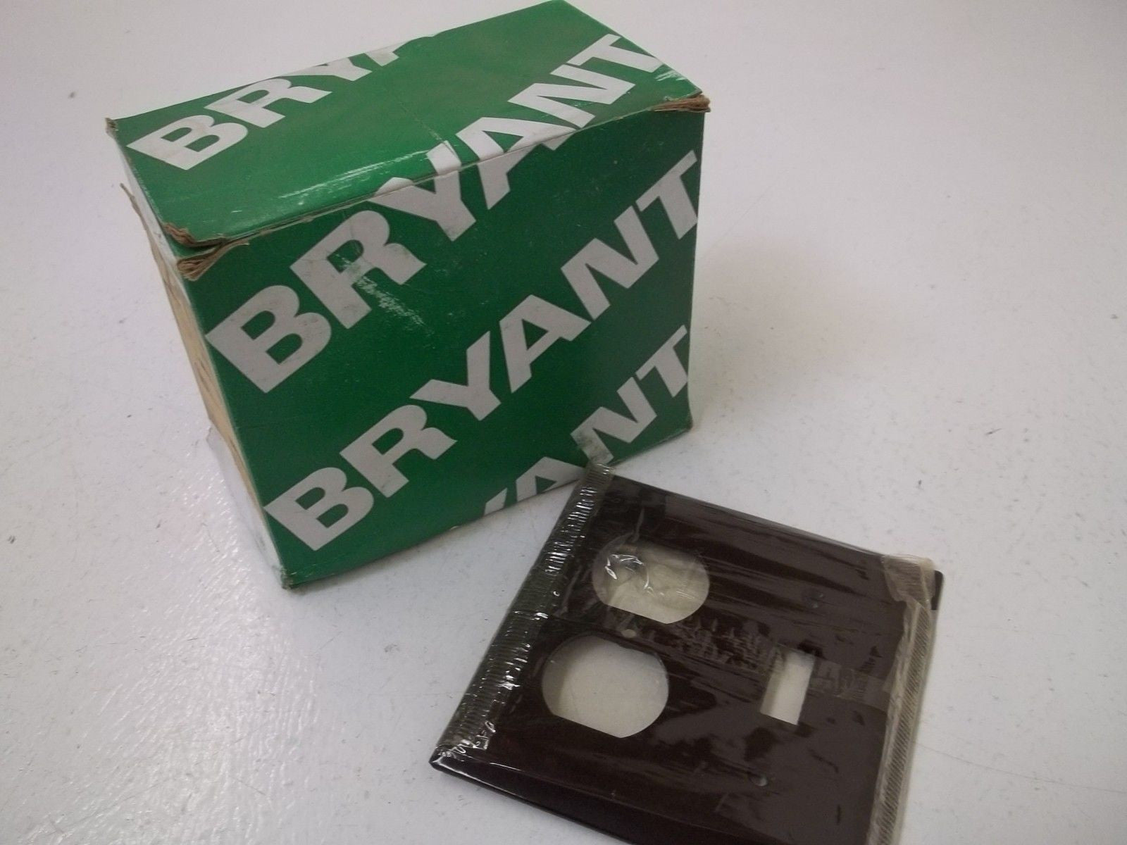 LOT OF 10 BRYANT 71532 2 GANG 1 SWITCH, 1 DUPLEX RECEPTACLE *NEW IN BOX*