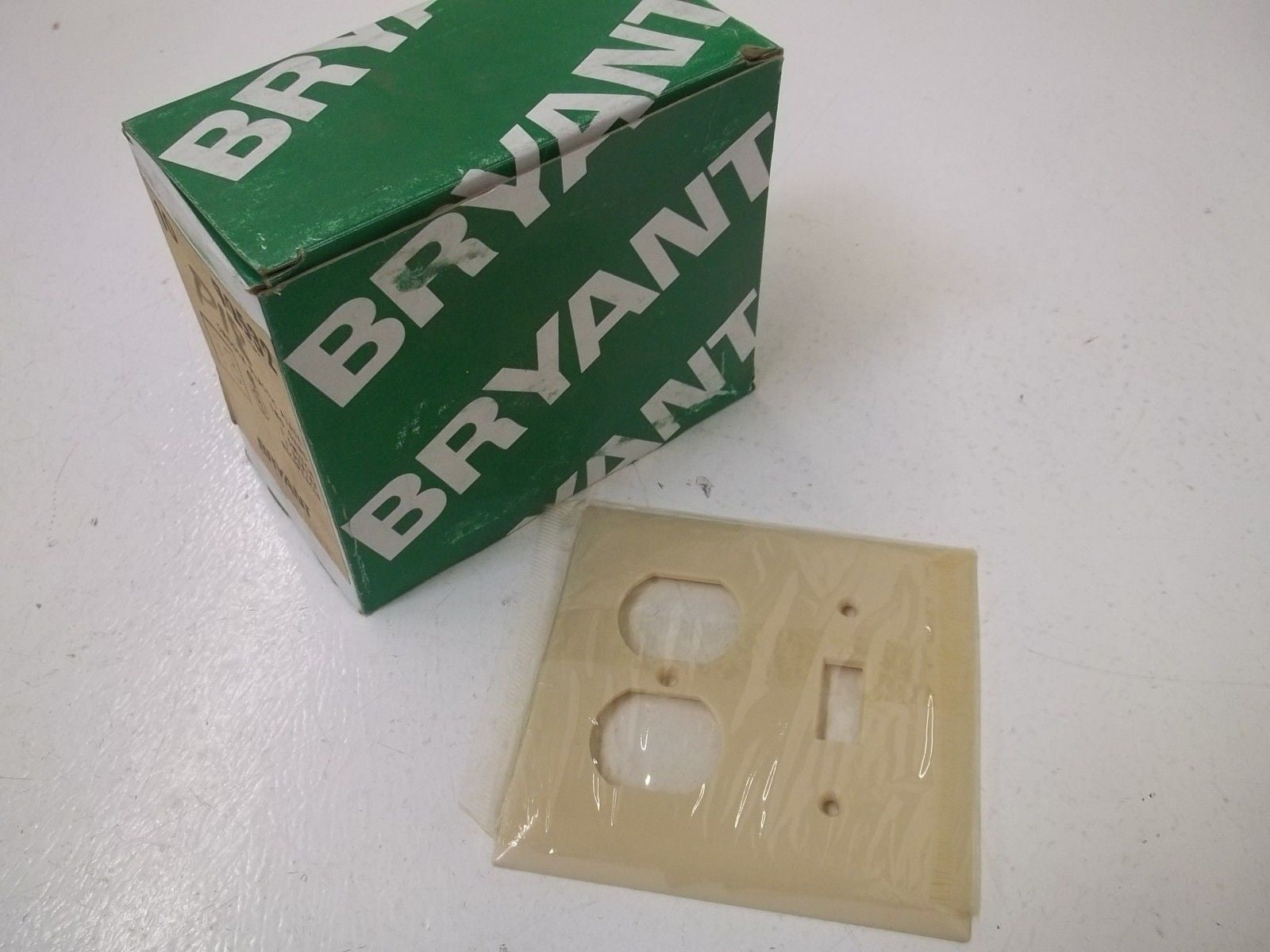 LOT OF 10 BRYANT 72532 TWO GANG 1 SWITCH,1 DUPLEX RECEPTACLE *NEW IN BOX*