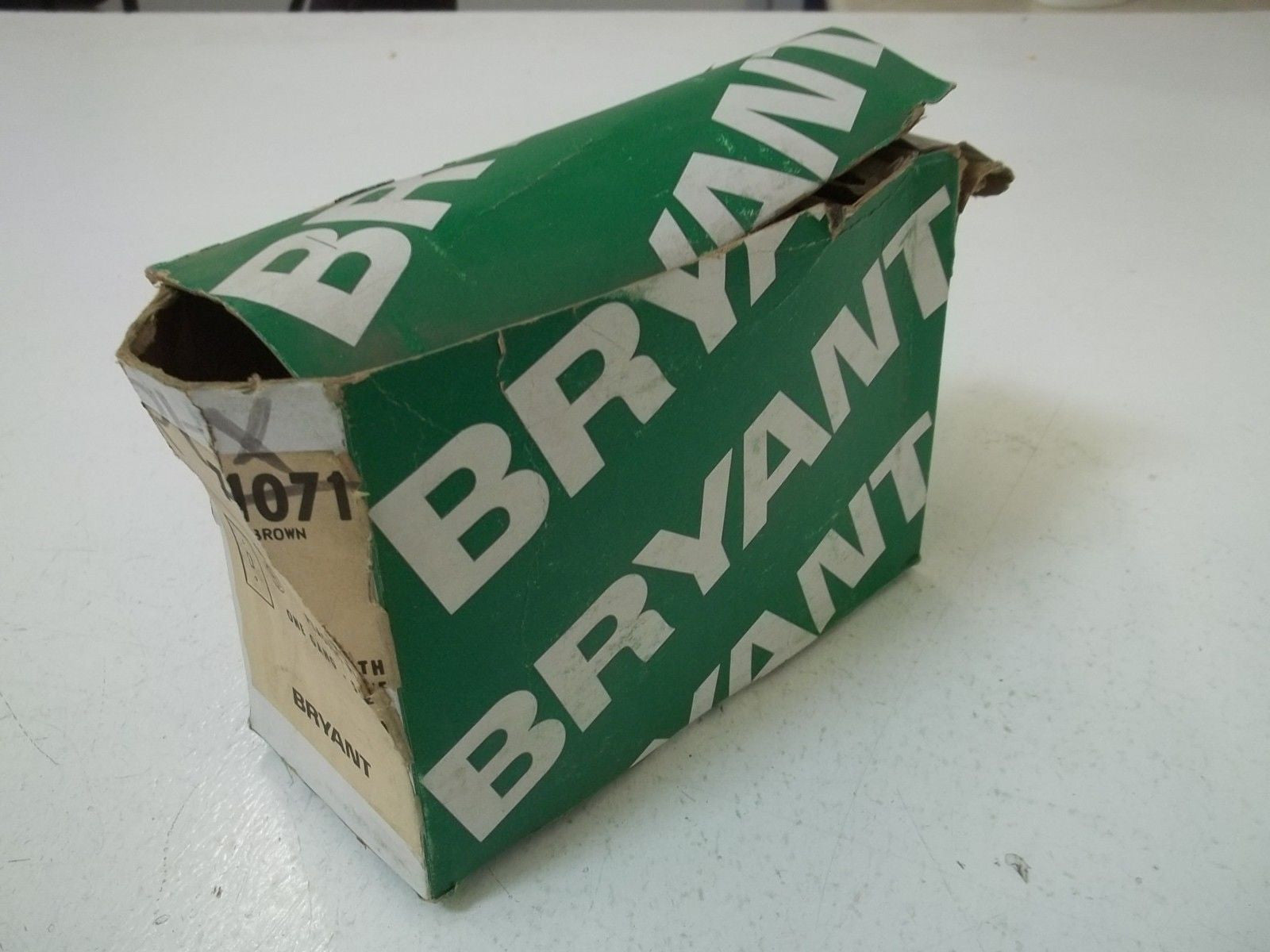 LOT OF 11 BRYANT 71071 ONE GANG SWITCH *NEW IN BOX*