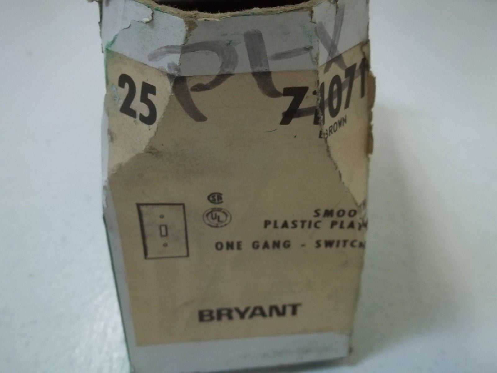 LOT OF 11 BRYANT 71071 ONE GANG SWITCH *NEW IN BOX*