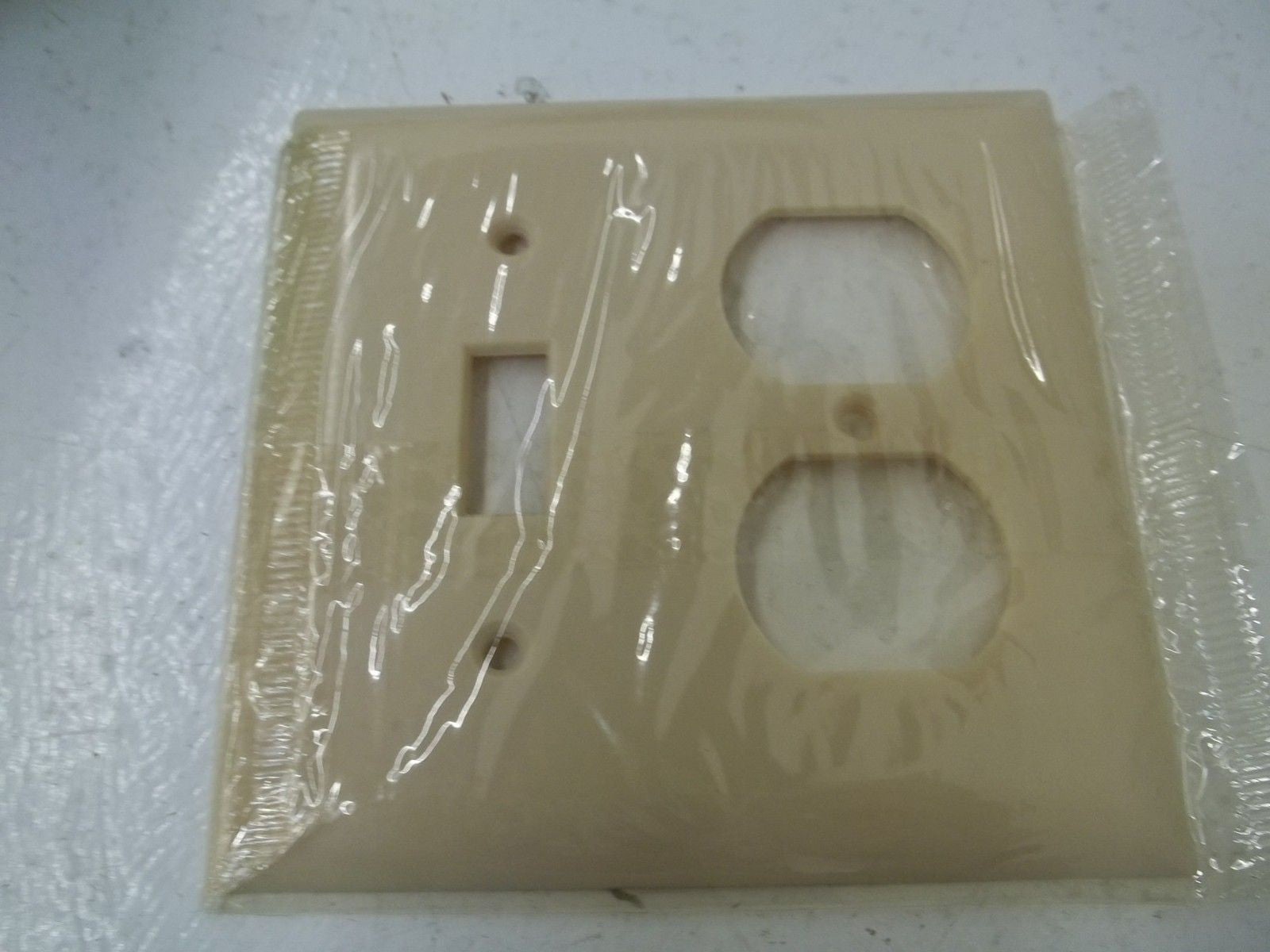 LOT OF 11 BRYANT 72532 TWO GANG 1 SWITCH,1 DUPLEX RECEPTACLE *NEW IN BOX*