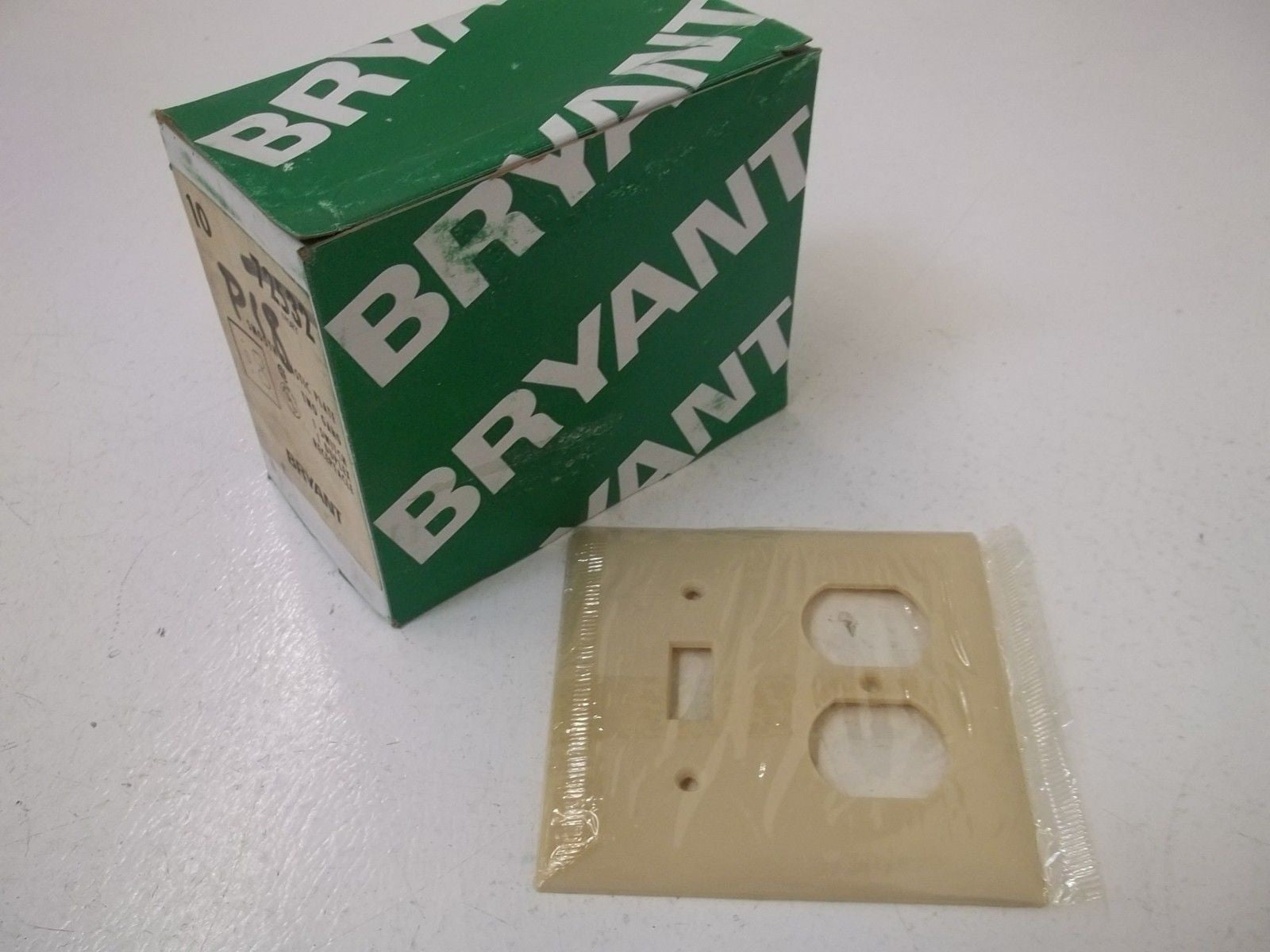 LOT OF 11 BRYANT 72532 TWO GANG 1 SWITCH,1 DUPLEX RECEPTACLE *NEW IN BOX*